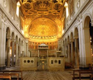 Интерьер базилики Сан Клементе в Риме.