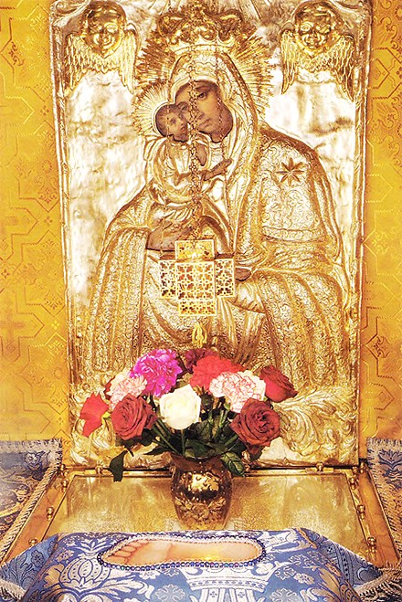 Ковчег над Цельбоносною стопою на месте явления Божией Матери. Находится в Свято-Успенском Соборе.