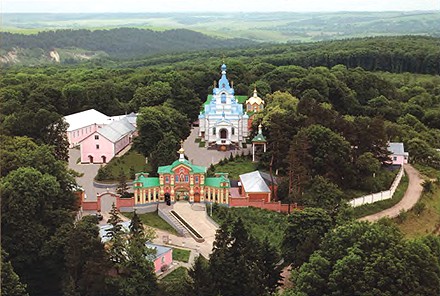 Общий вид на Почаевский Свято-Духовский монастырь.