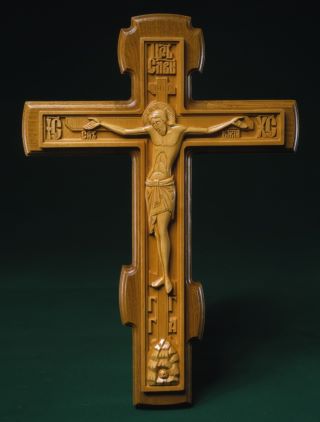 Крест-распятие резной деревянный.
